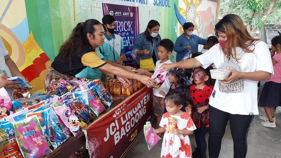 bagoongjaycees's tweet photo. 𝗧𝗥𝗜𝗖𝗞 𝗢𝗥 𝗧𝗥𝗘𝗔𝗧 𝟮𝟬𝟮𝟮

After two years of online implementation, JCI Lingayen Bagoong's annual TRICK OR TREAT project visited the Kindergarten pupils of Magsaysay Elementary School on October 28, 2022. https://t.co/mdEqQKjUAz