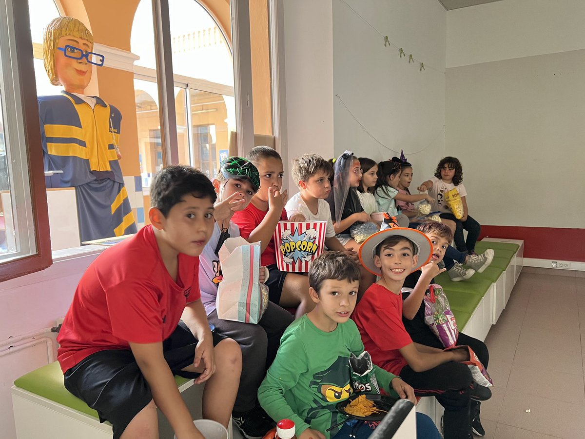 SalesiansMAT's tweet photo. #3rEP 🍿 Tarda de cinema, quina por! Fantasmes, mòmies i bruixes ✌️ https://t.co/oJU6kzt0wf