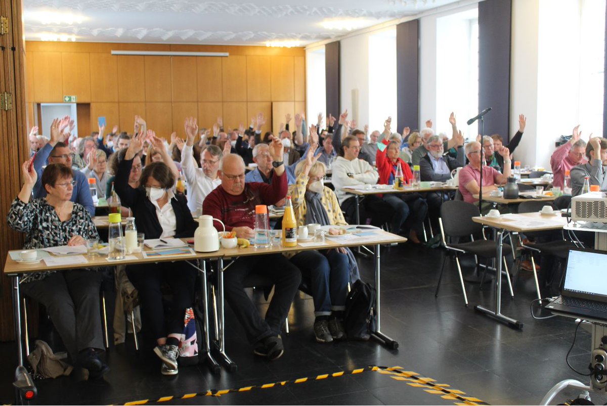kirchekoeln's tweet photo. Pfarrer Andreas Daniels ist zum 1. stv. Skriba gewählt worden. Zudem hat die #Kreissynode Frank Cortmann, Pfarrer Stefan Romot, Eva Rath, Dr. Gernot Strehl, Pfarrer Daniel Rösler und Katharina Wulzinger in verschiedene Positionen bestellt. #KircheKoeln #Kirche #Koeln #Kreissynode https://t.co/6h91e1zQNx