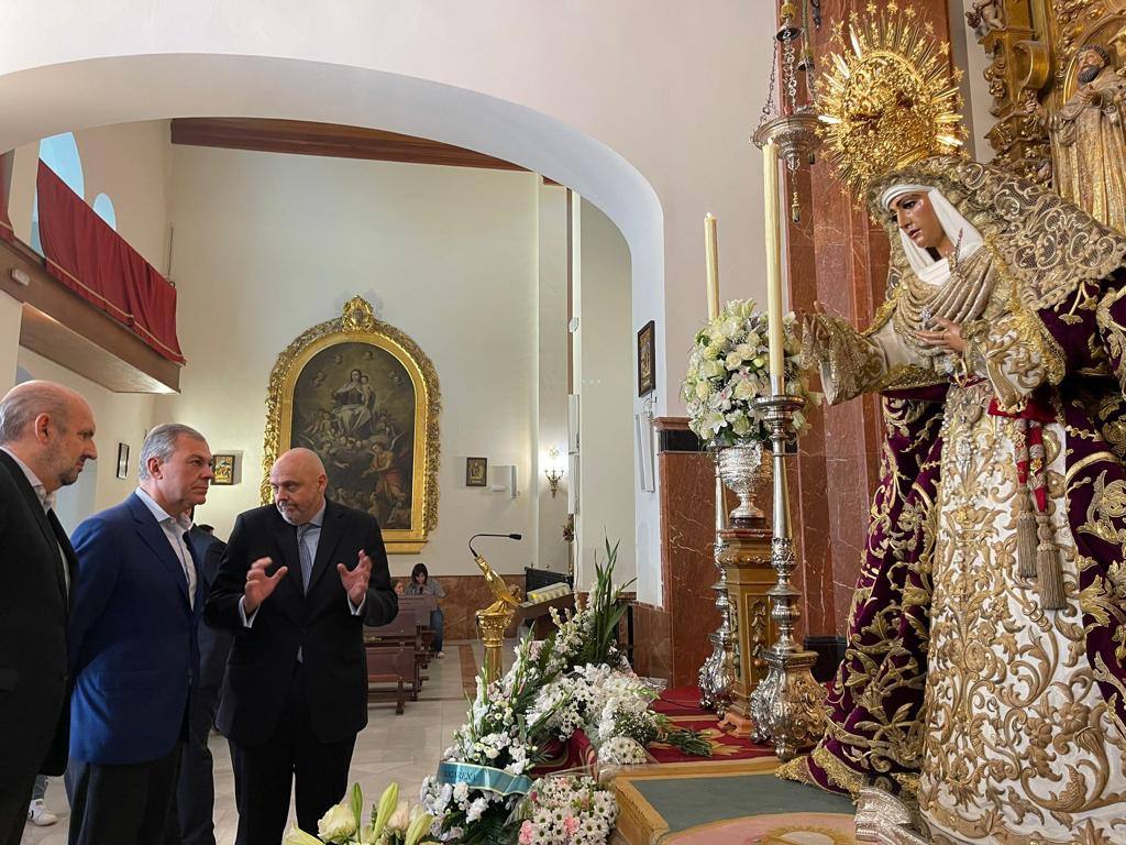 elllamadorcsr's tweet photo. El senador y candidato del PP a la Alcaldía de Sevilla @jlsanzalcalde en la Capilla de los Marineros el día del retorno de la @EspDeTriana https://t.co/Y0bF5Jg29O