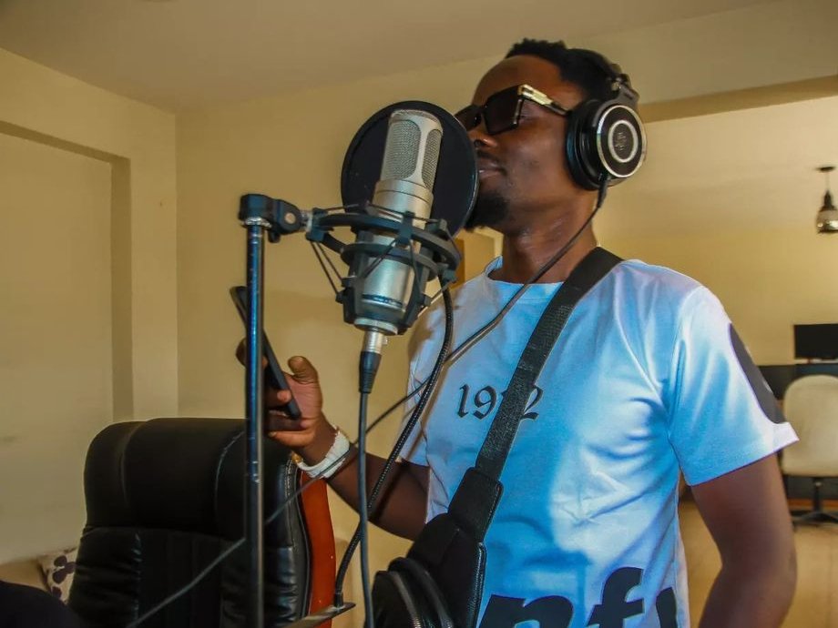 JackieLumbasi's tweet photo. Happy to see you back at it @AmbassadaMusiq
#Nitume #Inkane.
Godspeed 🙏 https://t.co/y6niQkN0t5