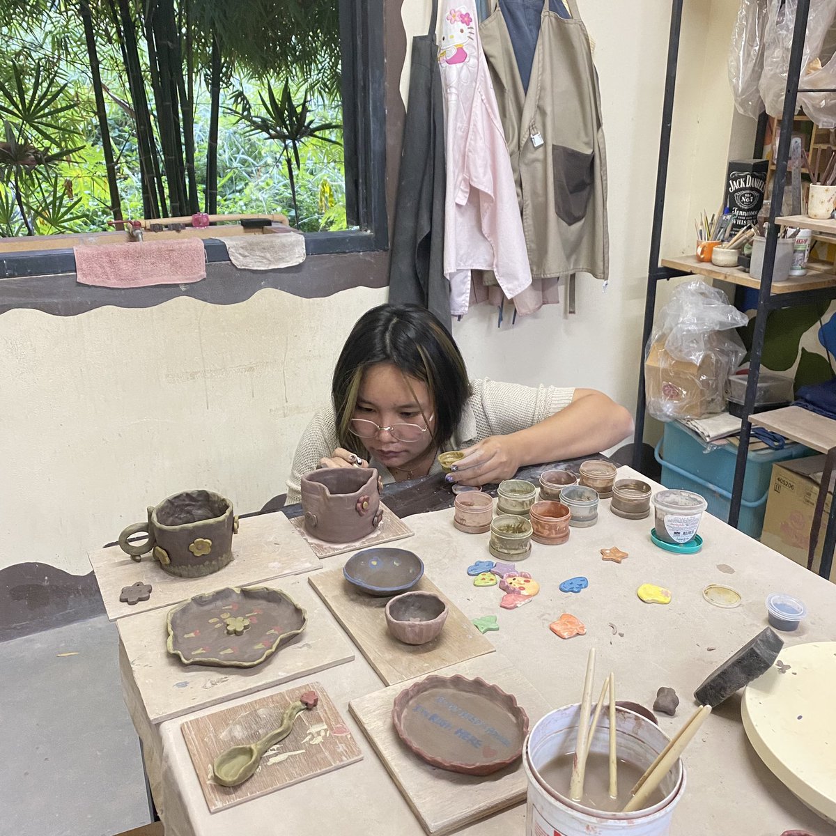 babysharkkyyy's tweet photo. ใครมาเชียงใหม่ แล้วยังไม่มีแพลน อยากแนะนำมาปั้นเซรามิกที่ yanim’s ceramic studio มากๆ  ใช้เวลา 4-5 ชั่วโมง (แต่เวลาผ่านไปไวววว🤏🏻) มาฟิลเพื่อน ฟิลแฟน แนะนำเลยค่ะ ปั้นเสร็จรอของประมาณ 3-4 week รอบๆบรรยากาศดี ประทับใจมากๆ ได้กลับมาอีกแน่ๆ 🫶🏻 #รีวิวเชียงใหม่ #reviewchiangmai https://t.co/XeNf2fxFq5