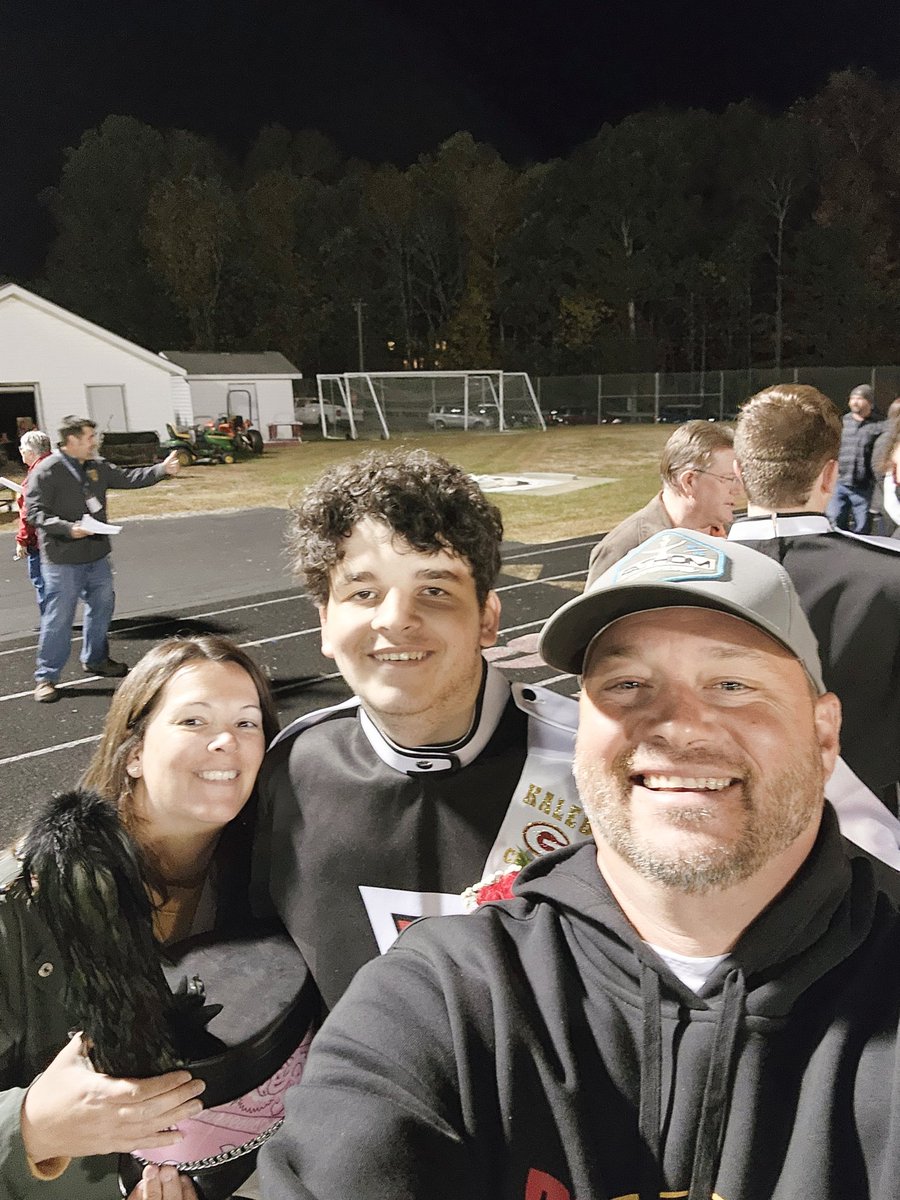 Me1odynewman's tweet photo. Our Senior....5 years of being a Marching Bulldog Parent https://t.co/QlwxuDkuZZ