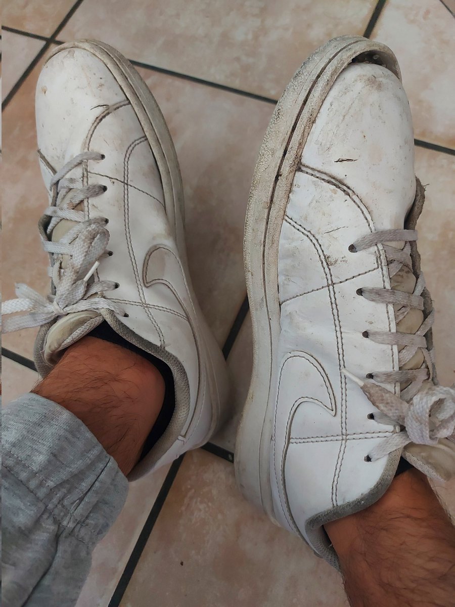 masterfeetM's tweet photo. Puttane venite a leccarmi le scarpe e svuotatevi il portafoglio per comprarmele nuove 😈 💸💸 https://t.co/BIjwRfiNzv