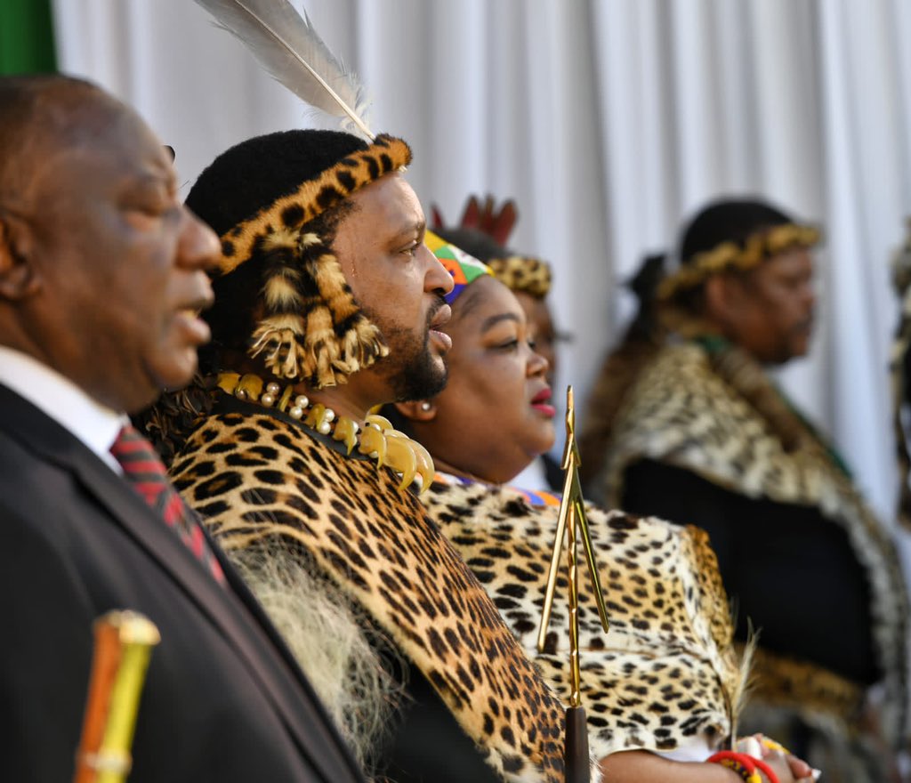 PresidencyZA's tweet photo. His Excellency President @CyrilRamaphosa hands over the Certificate of Recognition to His Majesty King Misuzulu KaZwelithini at Moses Mabhida Stadium, Durban, KwaZulu-Natal. 

#LiphumileiLangaKwaZulu #UyamemezaOkaNdaba #KingMisuzuluKaZwelithini https://t.co/DnJJUK21uJ