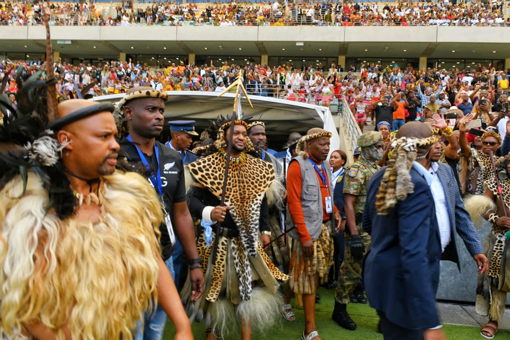 PresidencyZA's tweet photo. His Excellency President @CyrilRamaphosa hands over the Certificate of Recognition to His Majesty King Misuzulu KaZwelithini at Moses Mabhida Stadium, Durban, KwaZulu-Natal. 

#LiphumileiLangaKwaZulu #UyamemezaOkaNdaba #KingMisuzuluKaZwelithini https://t.co/DnJJUK21uJ