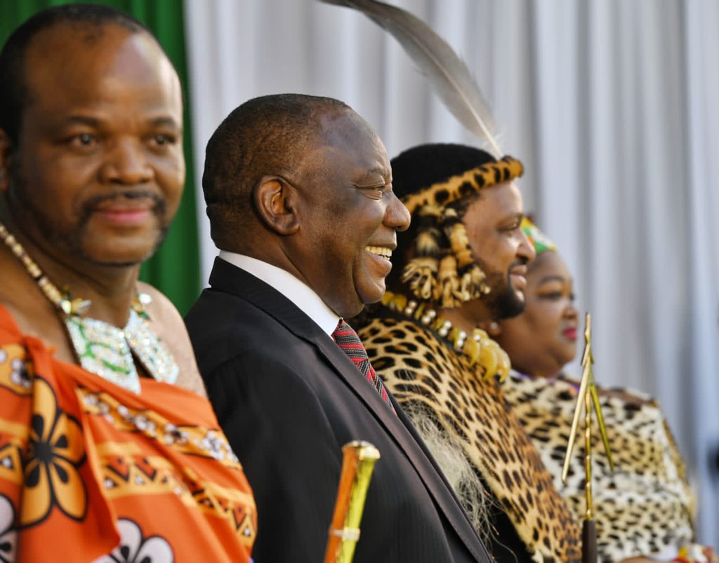 PresidencyZA's tweet photo. His Excellency President @CyrilRamaphosa hands over the Certificate of Recognition to His Majesty King Misuzulu KaZwelithini at Moses Mabhida Stadium, Durban, KwaZulu-Natal. 

#LiphumileiLangaKwaZulu #UyamemezaOkaNdaba #KingMisuzuluKaZwelithini https://t.co/DnJJUK21uJ
