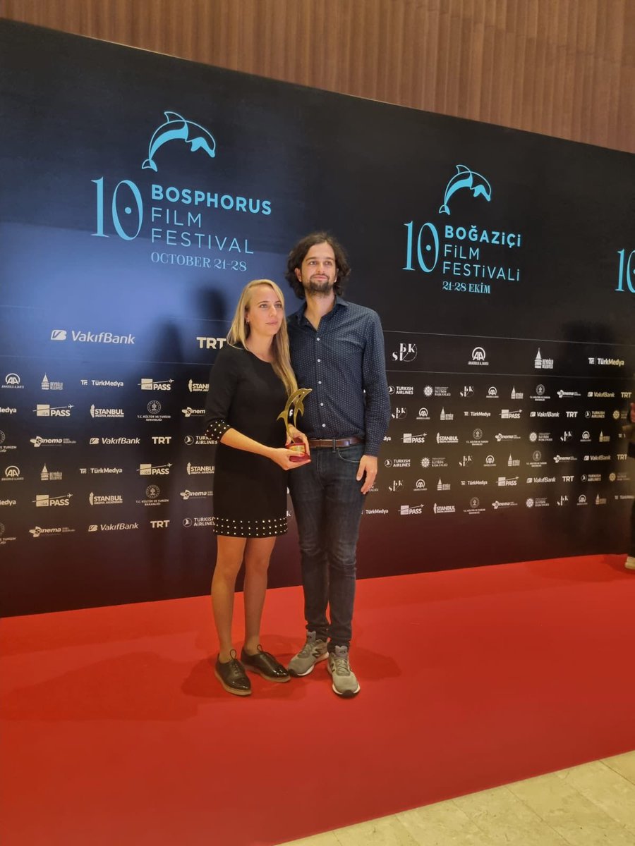 Son fotoğrafta ise Szakonyi filmin senaristi Máté Artur Vincze ile birlikte 🥰
Tebrikler👏👏👏

#ödül #film #sinema #MacarSineması #yönetmen
