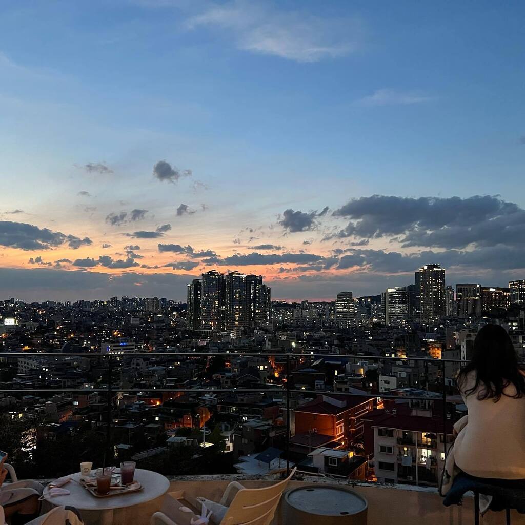 takenoko_EJ's tweet photo. 2022.10韓国旅行🇰🇷
#韓国カフェ 

#moonee からの眺め✨

ここもお気に入りの場所
#南山タワー の下
#解放村 にある
#ルーフトップカフェ で
#夕日 から
#夜景 を楽しめました✨

#韓国旅行 
#ソウル 
#厚岩洞 
#カフェ 
#cafe 
#seoul 
#looftop 
#후암동카페 
#남산타워 
#해방촌카페 https://t.co/GJW6kfHgDL
