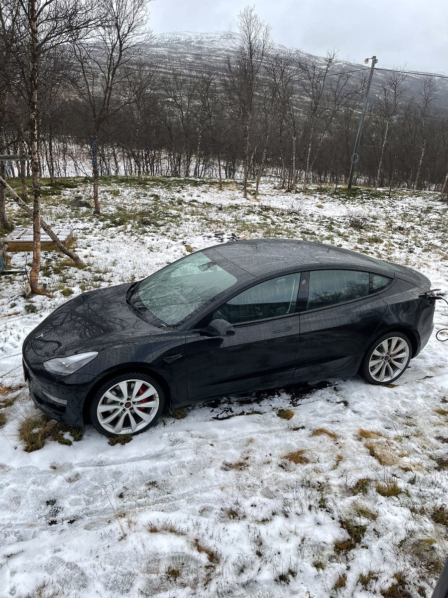 btbrataas's tweet photo. Tesla Model 3 Performance leveres kun med piggfrie vinterdekk. Nu holkeføre. Spennende… https://t.co/2mbVqwz13W