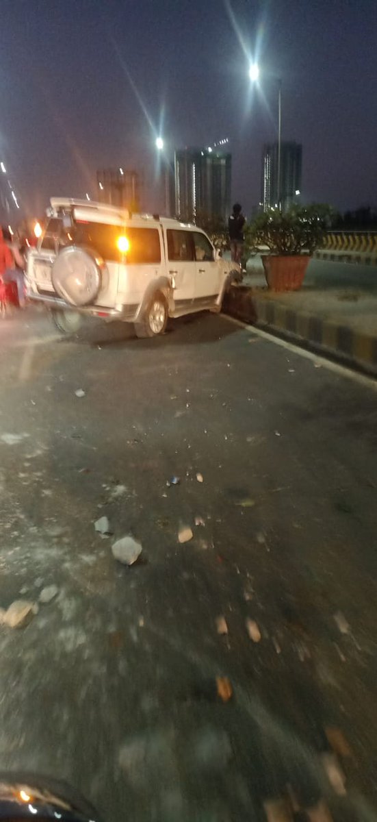 Road Accident, near Ankura Hospital, 09th phase, KPHB Colony. Drunk n Drive. 02:45AM, 29th Oct 22. No deaths. Road Safety awareness. @CYBTRAFFIC @AddlCPTrHyd @HYDTP @Rachakonda_tfc @hodophiles_DD @roadsafetyindia