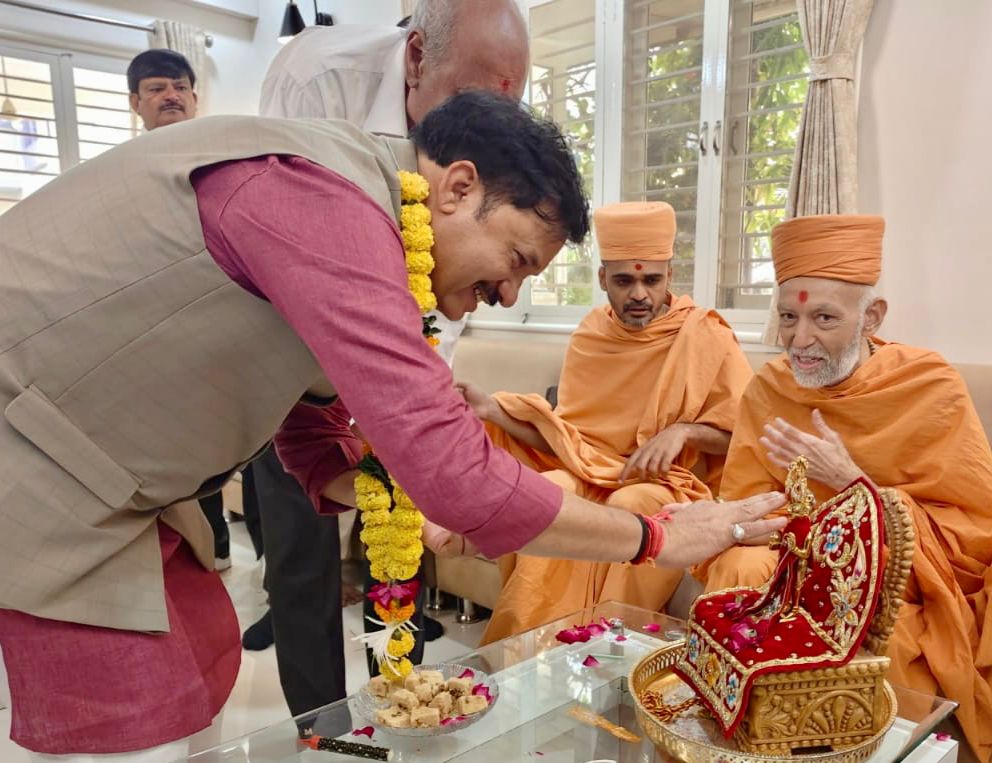 નડિયાદ <a href="/BAPS/">BAPS</a> મંદિરના મહંત પરમ પૂજ્ય સર્વમંગલ સ્વામીના કરકમલે સ્વયં શ્રી સ્વામીનારાયણ પ્રભુની પધરામણી અને આશીર્વાદ પ્રાપ્ત થયા.