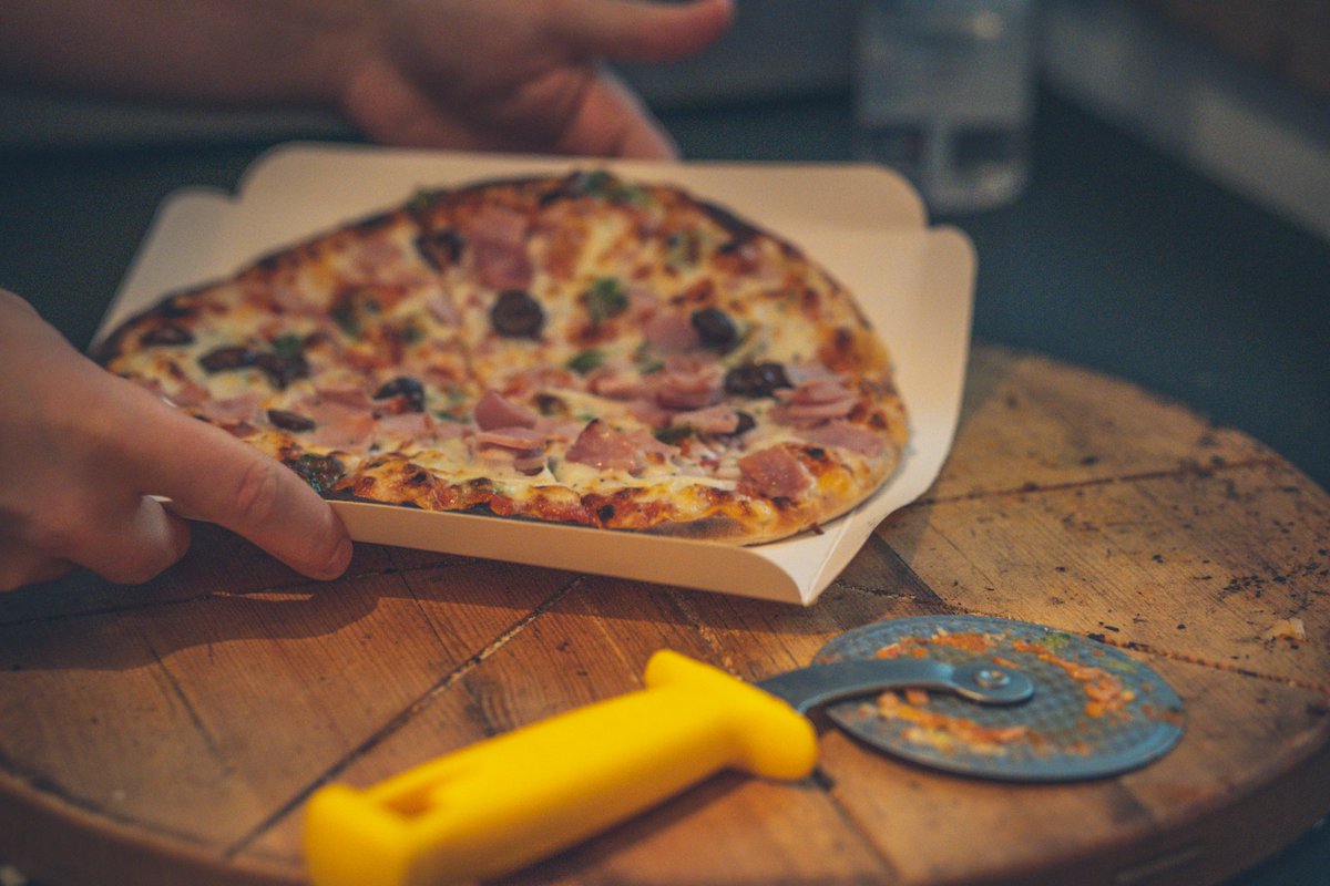 alsa_lan's tweet photo. C'est l'heure de la pause repas pour nos joueurs #Rocketleague !🍕
Nos délicieuses pizzas les attendent, faire le plein est nécessaire avant de démarrer la 2ème partie de la #StorksCup 🔥 https://t.co/ZYKXK53AhQ