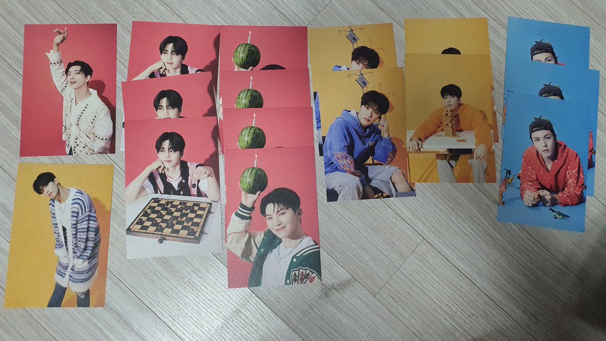 dachae_17's tweet photo. 총 8권 샀는데 얼마나 중복일지 뜯어볼게요
일단 특전은 이럼 ^0^ https://t.co/pUURYBLPwQ