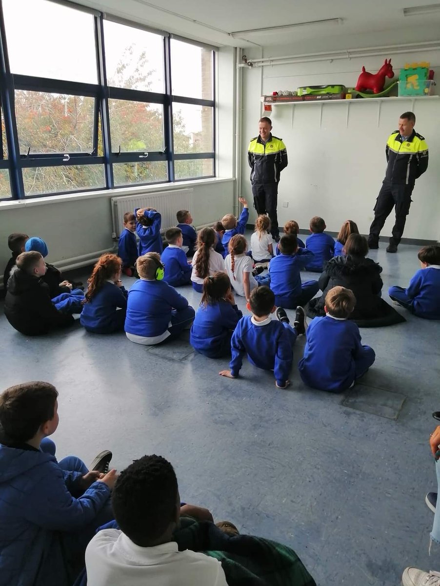 Finglas Community Gardaí Aidan McHugh and Robert Grealis delivered a #HalloweenSafety talk to students at Scoil Sinead, Pelletstown, Finglas recently. 

Stay safe this Halloween! 🎃🎃👻👻

#HereToHelp