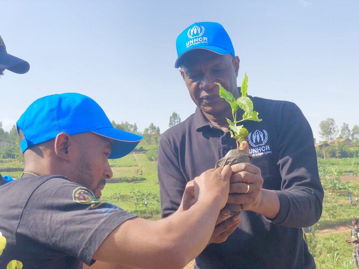DUSAF12's tweet photo. Urubyiruko rwiga muri @UR_Huye  rwibumbiye muri #DUSAF, rwifatanyije n'Ubuyobozi bwa karere ka @HuyeDistrict  n'Itsinda ry'abakozi ba @UNRwanda bifatanije n'abaturage bo mu murenge wa Ruhashya mu muganda rusange usoza ukwezi k'Ukwakira. haterwa ibiti bivangwa n'imyaka kuri 10 Ha. https://t.co/1U7L4xoh0T