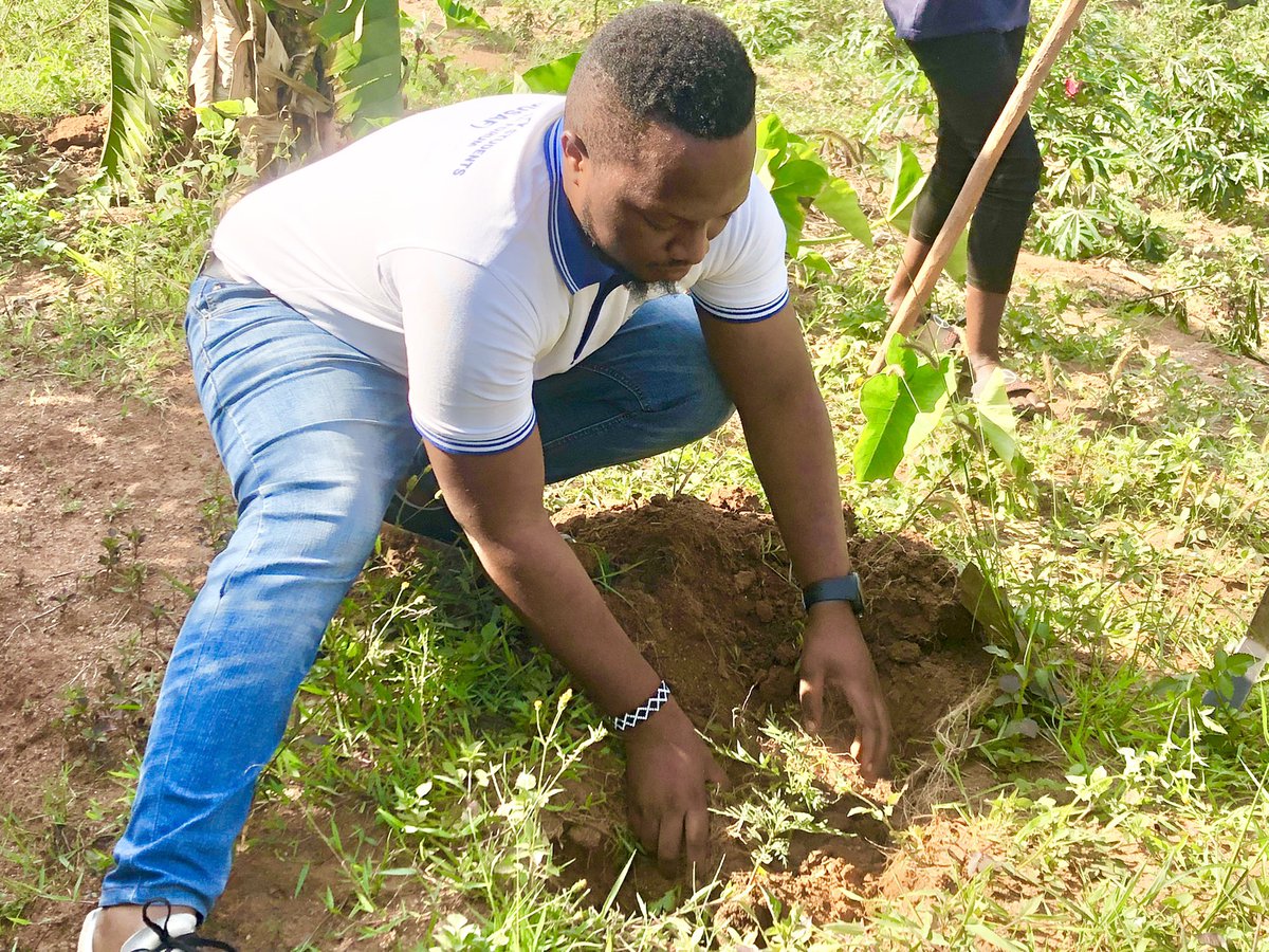 DUSAF12's tweet photo. Urubyiruko rwiga muri @UR_Huye  rwibumbiye muri #DUSAF, rwifatanyije n'Ubuyobozi bwa karere ka @HuyeDistrict  n'Itsinda ry'abakozi ba @UNRwanda bifatanije n'abaturage bo mu murenge wa Ruhashya mu muganda rusange usoza ukwezi k'Ukwakira. haterwa ibiti bivangwa n'imyaka kuri 10 Ha. https://t.co/1U7L4xoh0T