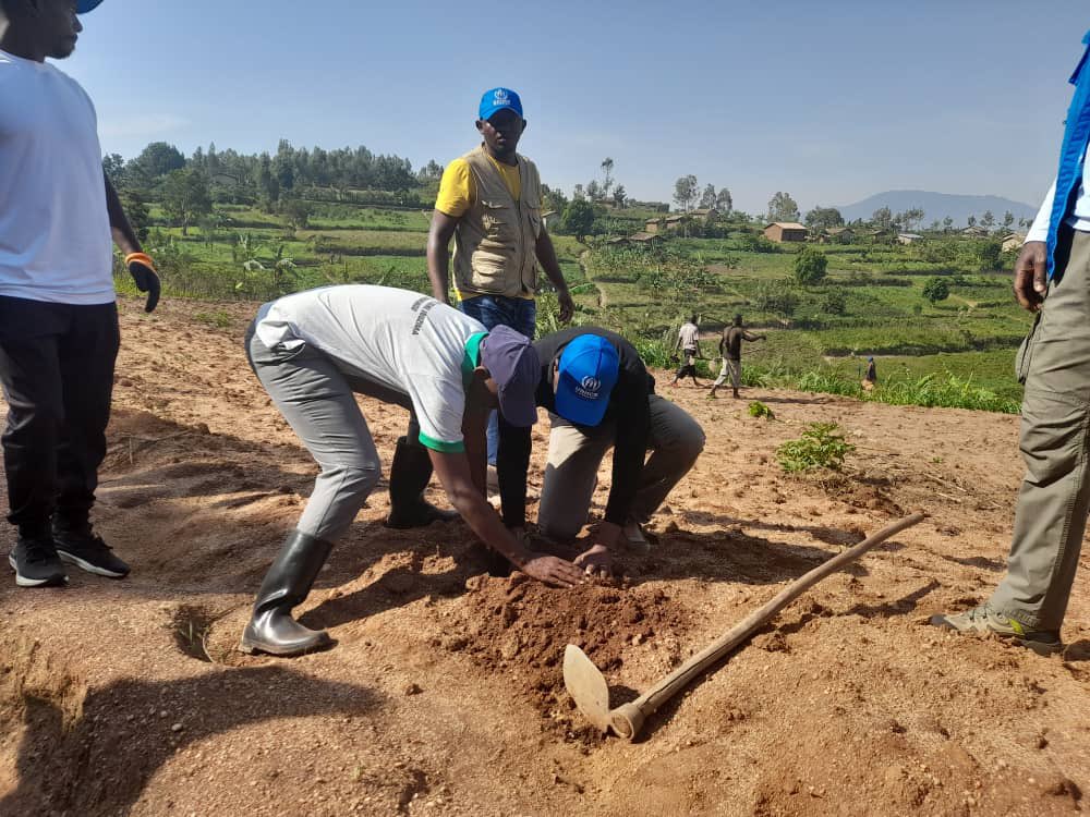 DUSAF12's tweet photo. Urubyiruko rwiga muri @UR_Huye  rwibumbiye muri #DUSAF, rwifatanyije n'Ubuyobozi bwa karere ka @HuyeDistrict  n'Itsinda ry'abakozi ba @UNRwanda bifatanije n'abaturage bo mu murenge wa Ruhashya mu muganda rusange usoza ukwezi k'Ukwakira. haterwa ibiti bivangwa n'imyaka kuri 10 Ha. https://t.co/1U7L4xoh0T