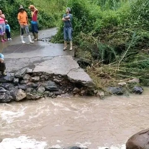 LuqueOmaira's tweet photo. Más de 50 familias se encuentran incomunicadas en el sector Bitubú del municipio Candelaria, estado Trujillo por las intensas lluvias. Los habitantes le hacemos un llamado al gobernador @gerardomarquez4fpsuv para que atienda ésta contigencia ya que no cuentan con la ciudadana... https://t.co/sU8toHMj0f