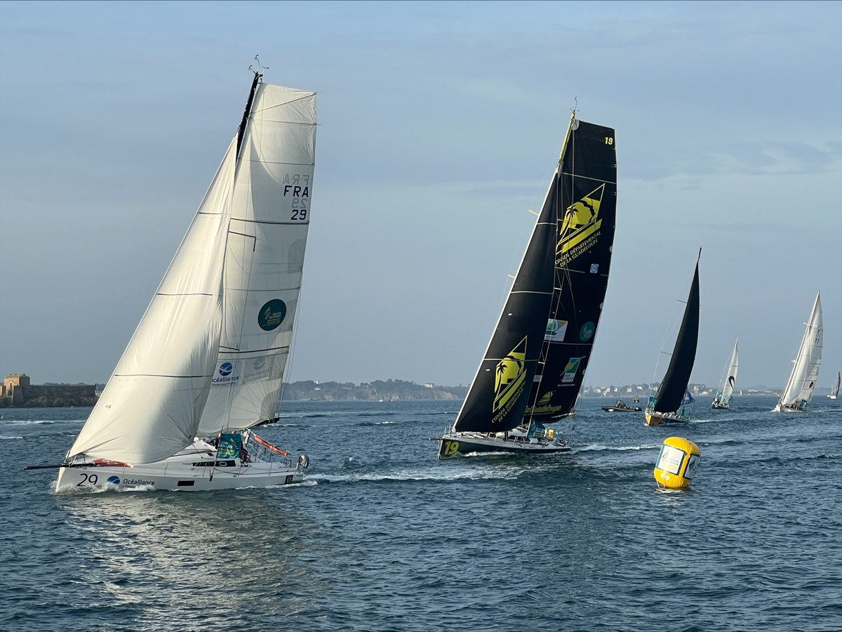 RouteDuRhum's tweet photo. [(PARADE RHUM MONO &amp; MULTI⛵️)]

Flotte hétéroclite, de navires historiques et de prototypes, cette année, ce sont 16 solitaires en #RhumMono et 14 #RhumMulti qui ont choisi de s'engager sur la #RDR22 https://t.co/NGeKPBE8sY