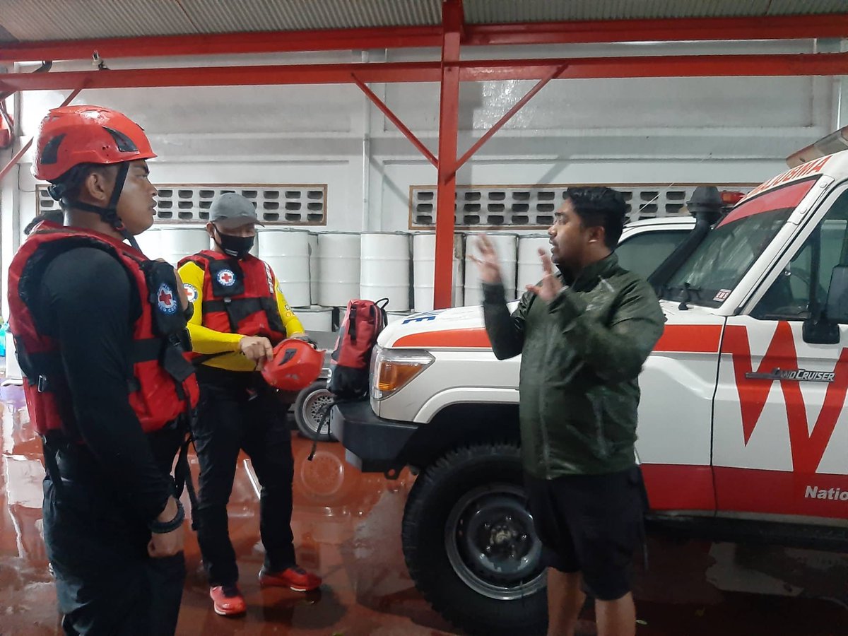 philredcross's tweet photo. Philippine Red Cross, through its #Batangas Chapter, also deployed our 6x6 truck in the Municipality of San Juan to augment the LGU in evacuating patients in San Juan District Hospital due to flooding. https://t.co/rx5IhCWolR