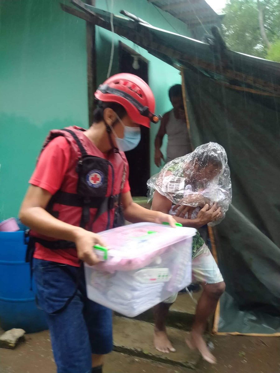 philredcross's tweet photo. In Batangas, our PRC Batangas Chapter helped in evacuating a family in Brgy. Calayo, Nasugbu, Batangas. 4 patients (2 infants, 1 adult, and another with medical conditions) were transported to safety amid the heavy rains. 

#PHRedCrossCares https://t.co/kFCP9BVq6u