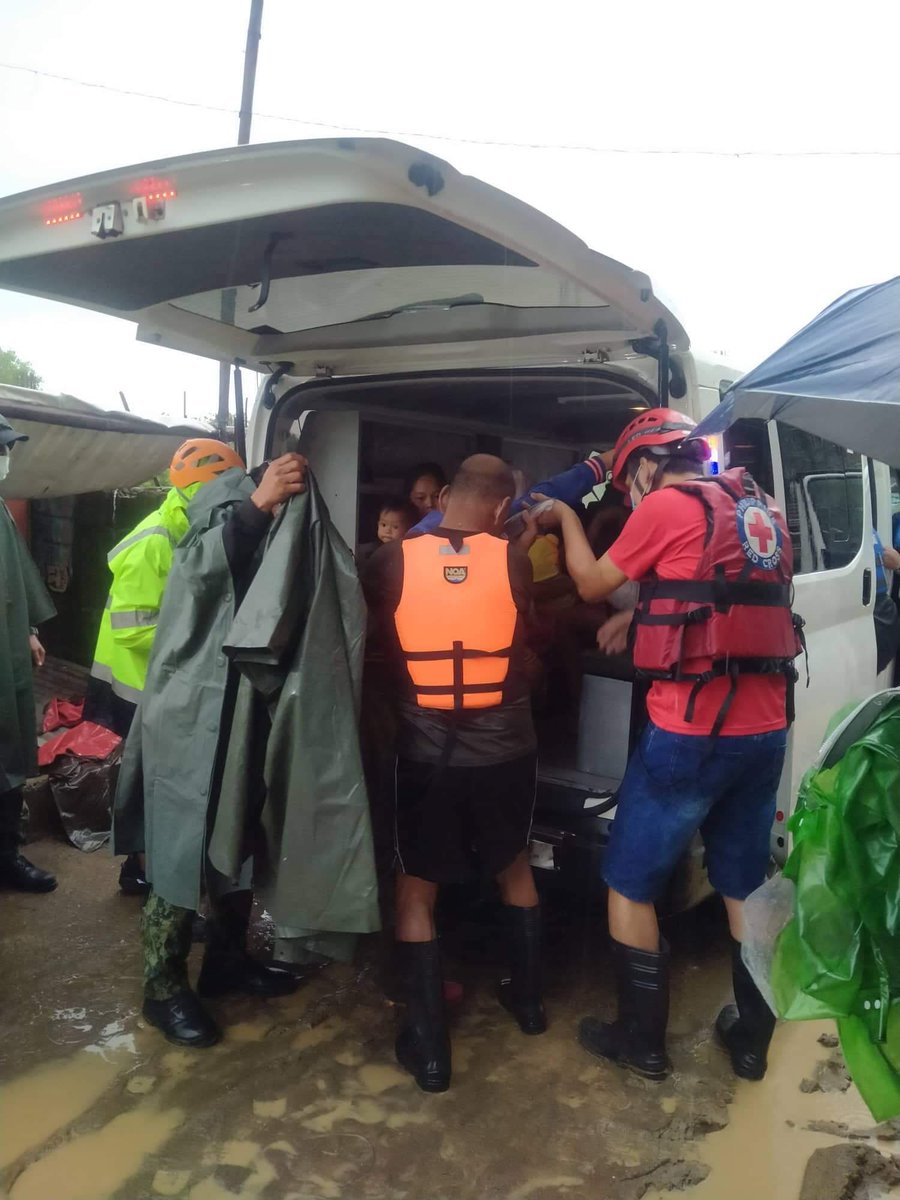 philredcross's tweet photo. In Batangas, our PRC Batangas Chapter helped in evacuating a family in Brgy. Calayo, Nasugbu, Batangas. 4 patients (2 infants, 1 adult, and another with medical conditions) were transported to safety amid the heavy rains. 

#PHRedCrossCares https://t.co/kFCP9BVq6u