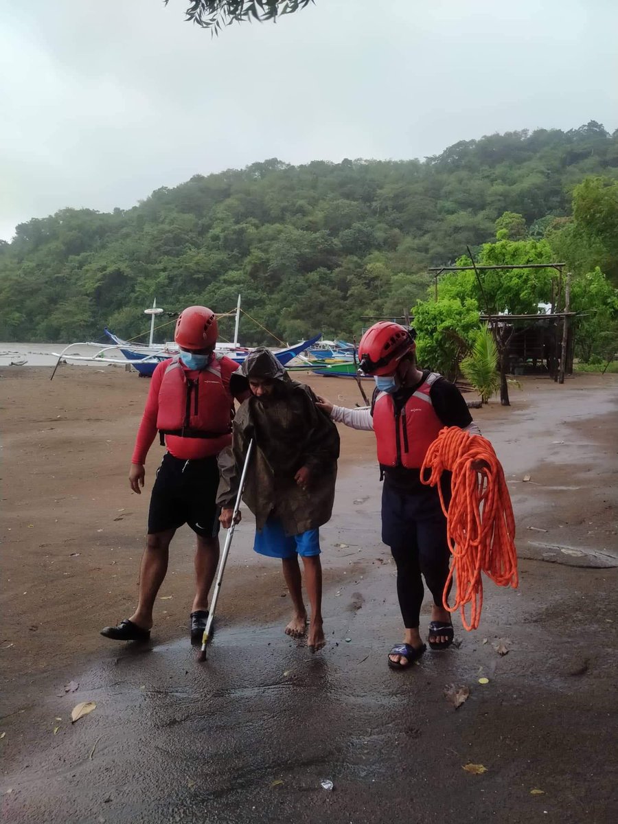 philredcross's tweet photo. In Batangas, our PRC Batangas Chapter helped in evacuating a family in Brgy. Calayo, Nasugbu, Batangas. 4 patients (2 infants, 1 adult, and another with medical conditions) were transported to safety amid the heavy rains. 

#PHRedCrossCares https://t.co/kFCP9BVq6u