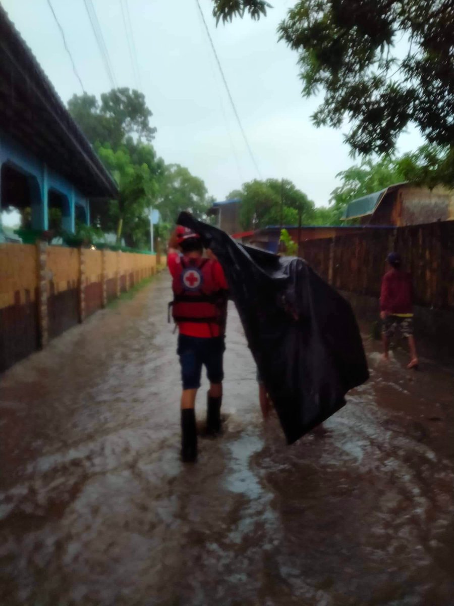 philredcross's tweet photo. In Batangas, our PRC Batangas Chapter helped in evacuating a family in Brgy. Calayo, Nasugbu, Batangas. 4 patients (2 infants, 1 adult, and another with medical conditions) were transported to safety amid the heavy rains. 

#PHRedCrossCares https://t.co/kFCP9BVq6u