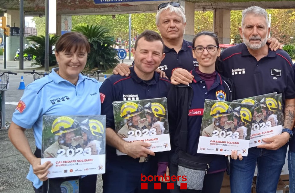 bomberscat's tweet photo. Avui hem començat a vendre el calendari solidari #bombersambcausa de 2023.  Serem avui i demà a l'avinguda Ramon Folch de Girona, entre Correus i els Jutjats. D'11 a 14h i, a la tarda, de 16h a 19h. @solidaritatSJD @BCN_Bombers @BombersAndorra @pompiers_aran #bomberscat https://t.co/EjtkVVV2rr