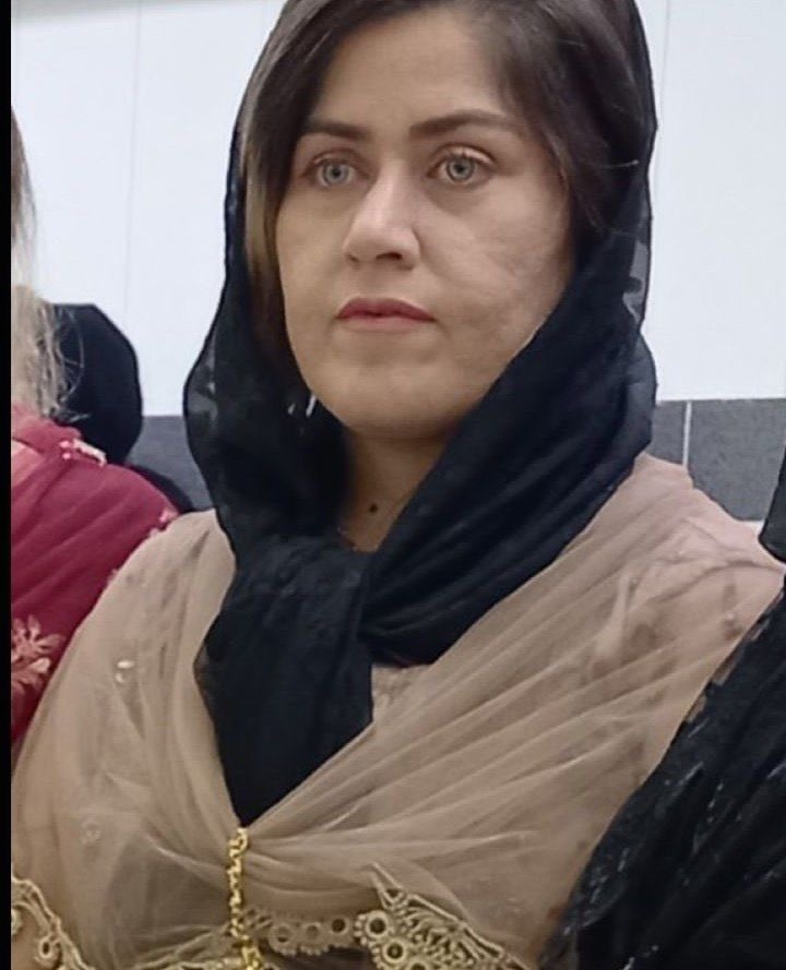 gh0lch0magh's tweet photo. به دختر #فرشته_احمدی بگید اون خاکی که گرفتی تو مشتت رو نگه دار، باهاش تمام قاتلان مادرت رو چال می‌کنیم.
#مهسا_امینی https://t.co/tgYLTa6S8l
