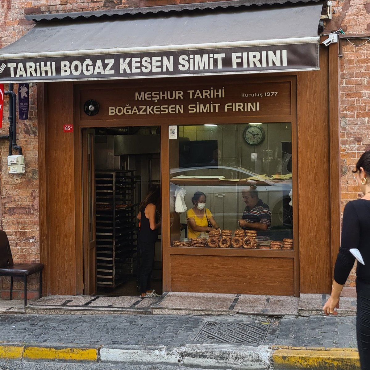 🐃 Hem gitmişken İstanbul'un en iyi simit fırınlarndan Tarihi Boğaz Kesen Simit Fırını'ndan simitle birlikte manda kaymağı ve bal, ve ayrıca manda sütünden yapılmış sütlaç yiyebilirsiniz 😋 (vegan değilseniz)