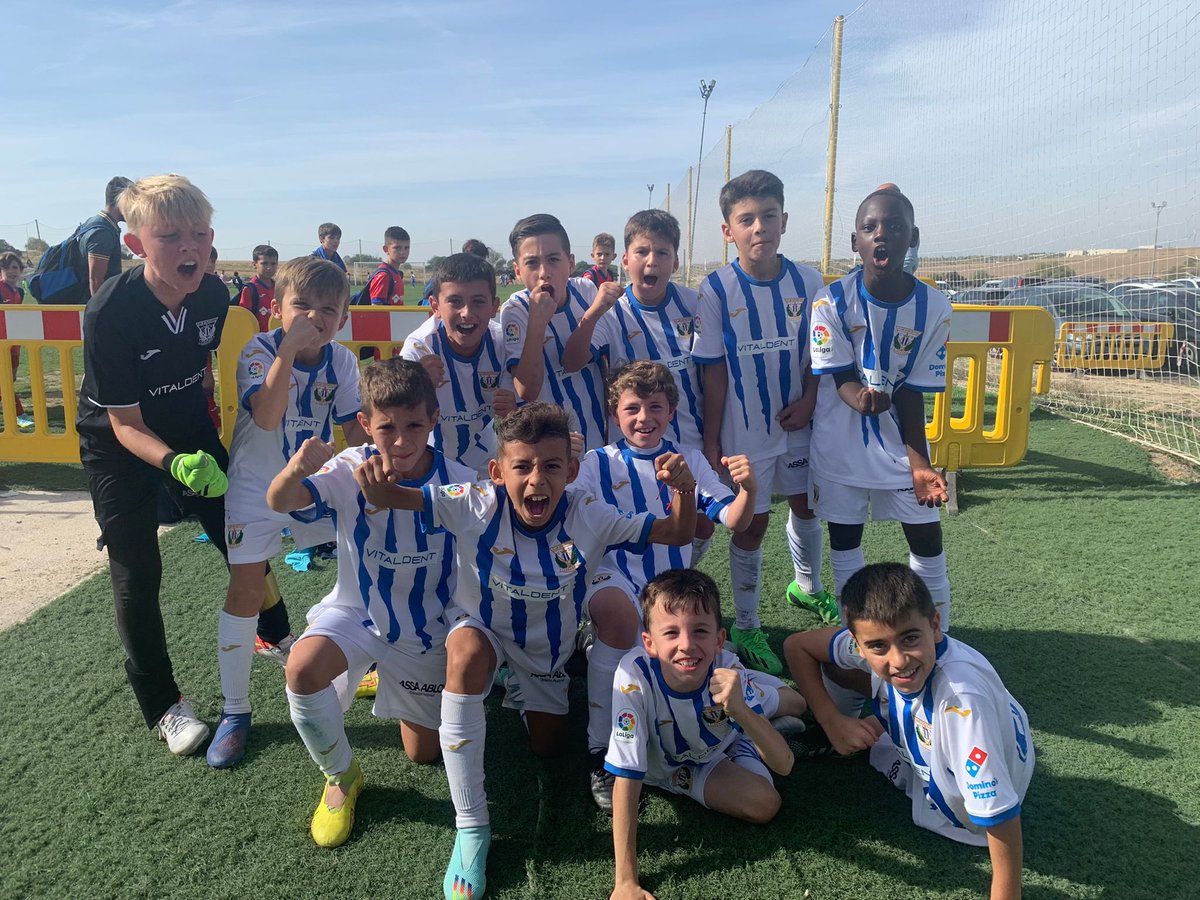 📋 Resultados #CanteraPepinera

🏆 Torneo Móstoles

🔀 Fase de grupos:
👉 Élite Talavera 0-4 Benjamín A
👉 Fuenla 1-2 Benjamín A
👉 Casarrubuelos 0-0 Benjamín A

🔀 Semifinales:
👉 Las Rozas 1-3 Benjamín A

🥒 El Benjamín A, 𝗖𝗔𝗠𝗣𝗘𝗢́𝗡 tras vencer en la final 0-2 al Getafe.