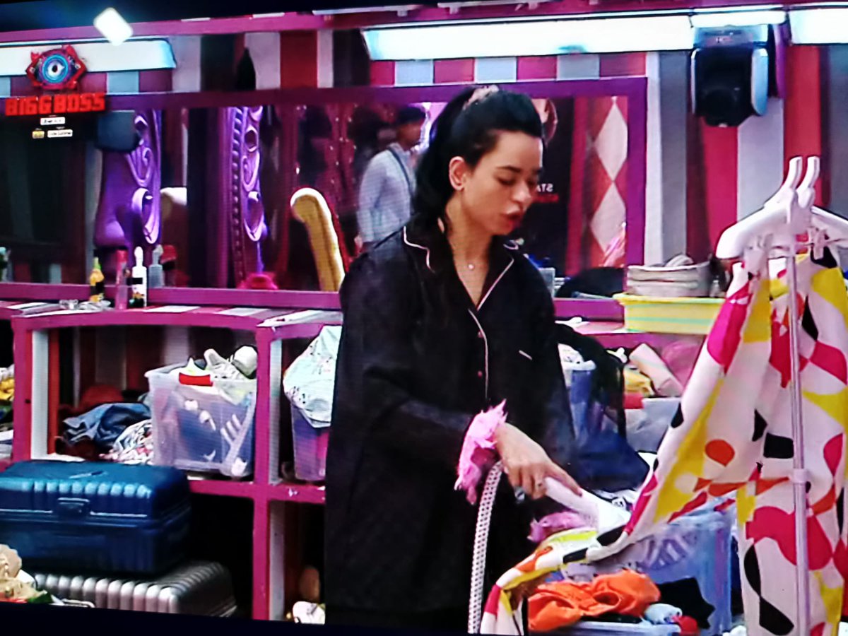 soundarya_20's tweet photo. Our dimple doll getting ready for the #WeekendKaVaar ✨

@justvoot @ColorsTV @BeingSalmanKhan

#TeamSoundarya @TeamSoundaryaS1

Represented by: @saketts #EkomkarPictures
👗: #MaishaCreations
#AnuradhaKhurana #NidhiKhurana https://t.co/8KoHUE9jIh