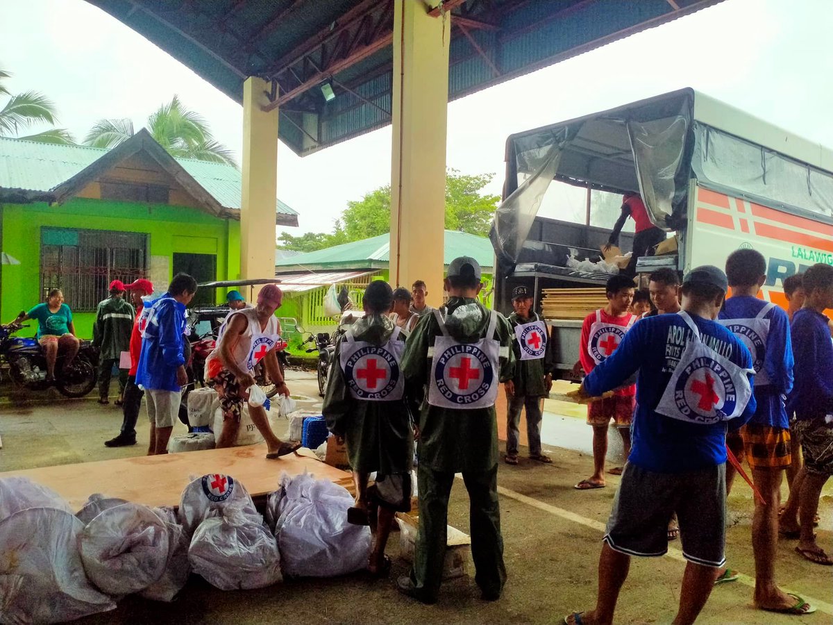 philredcross's tweet photo. With their houses damaged after the heavy rains and strong winds brought by #PaengPH, Philippine Red Cross distributed Shelter Strengthening Kits to affected communities in Aurora.

Today, 37 beneficiaries from Brgy. Borlongan, Aurora received their SSK.

#PHRedCrossCares https://t.co/OtnFE7WWho