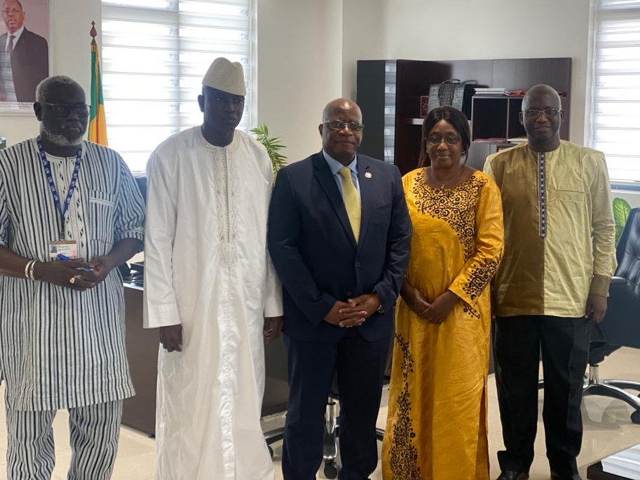 FAOWestAfrica's tweet image. Dr @rgguei et sa délégation ont réaffirmé le soutien et l'accompagnement de la #FAO au @maersaSN dans la mise en oeuvre de la Loi d'Orientation Agro-Sylvo-Pastorale #LOASP 2⃣0⃣0⃣4⃣-2⃣0⃣2⃣4⃣ pour l'atteinte de la de souveraineté 🐟🌱🌾🍆🌽🐂 au Sénégal.