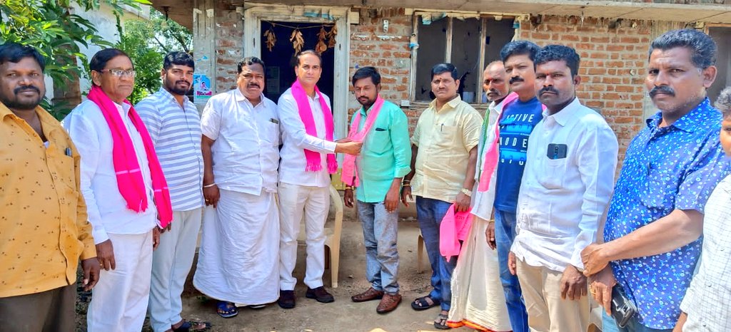 ATEEQTRS's tweet photo. Today in presence of ZP CHAIRMAN ALIMINETI SANDEEP REDDY GARU Congress leader survilinga Swamy joined TRS PARTY
Narayanpur mandal, munugode 
#Aliminetisandeepreddy
#MunugodeBypoll #MunugodeWithKCR
#Munugode @KTRTRS @trspartyonline @sralimineti https://t.co/PCa8tUlNcU