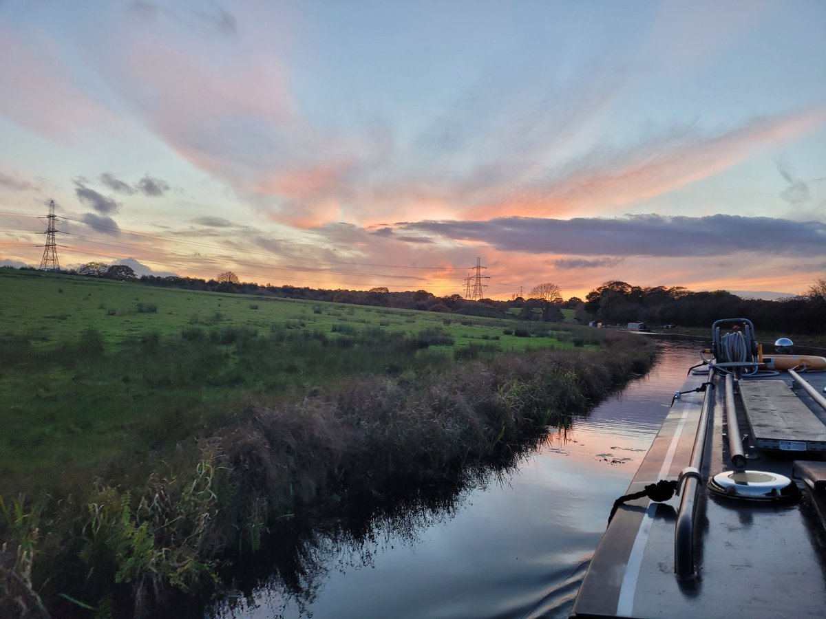 Stunning sunset sky for our evening cruise yesterday #boatsthattweet #narrowboat_jackthelad #leedsandliverpoolcanal #narrowboat