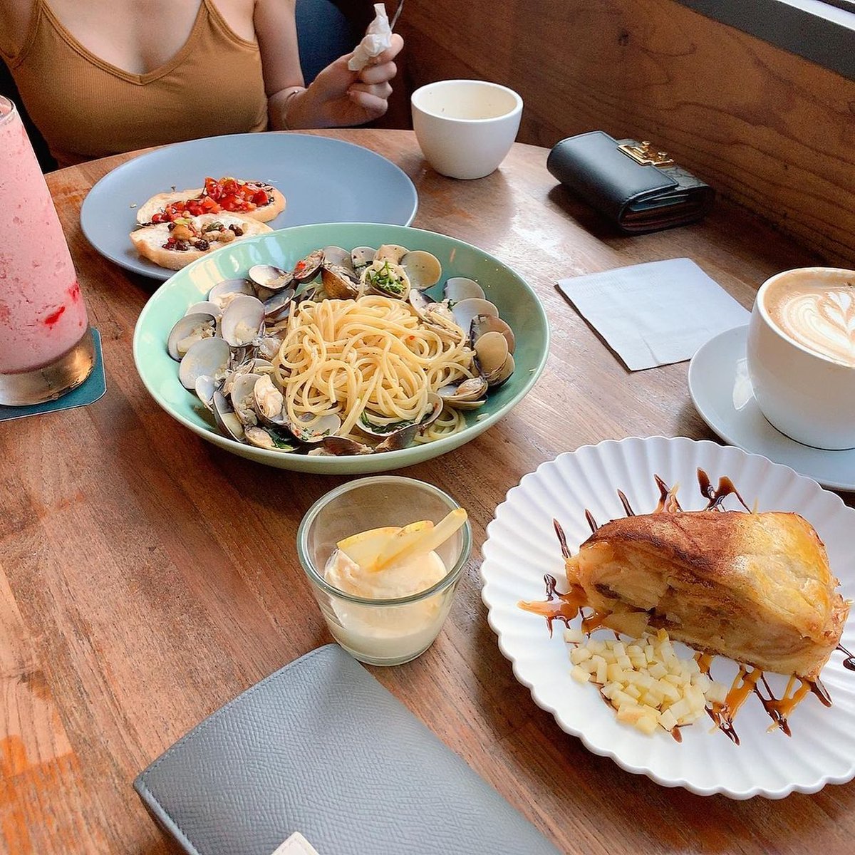 Liuwei0605's tweet photo. It's time for lunch with the sisters。😊😊 https://t.co/HCdE37JJxv