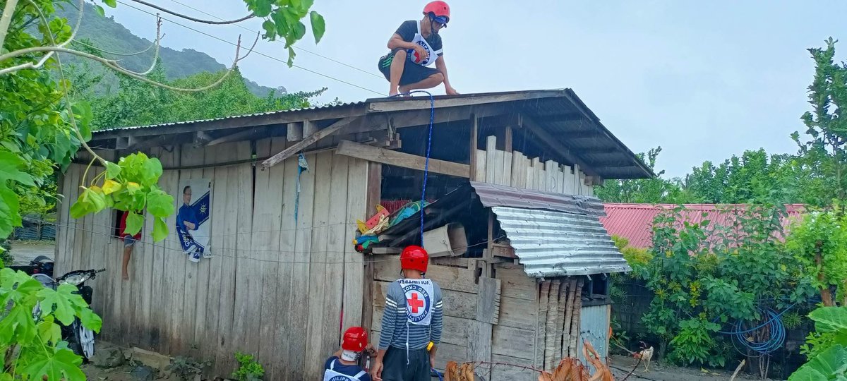philredcross's tweet photo. LOOK: Our PRC volunteers braved the heavy rains and winds brought by #PaengPH to help the affected families in installing their Shelter Strengthening Tool Kits

📍Barangay Borlongan, Dingalan, Aurora

#PHRedCrossCares https://t.co/bPpFrhl6Kf
