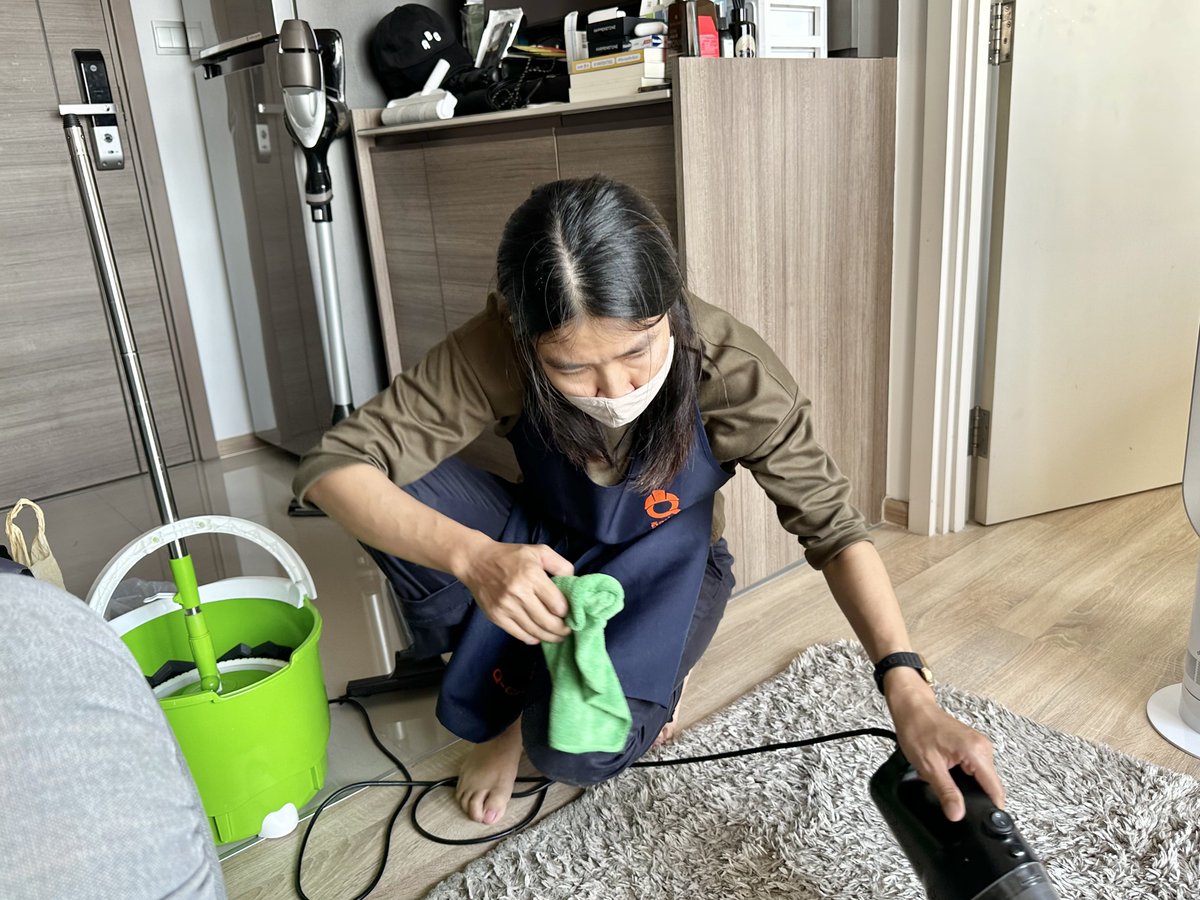 iconnnz's tweet photo. งานไม่ใหญ่แน่นะวิ พี่แม่บ้านคงคิดในใจ ใหญ่เลยถ้าเป็นห้องกูอะ เป็นท้อแทน555555555555555 ทั้งล้างจาน ปัดกวาดเช็ดฝุ่น ล้างห้องน้ำ ขัดยันหินปูนในกระจก ดูดพรม เปลี่ยนถุงขยะ เปลี่ยนผ้าปู ฯ มืออาชีพสุด คือนี่เป็นสมาชิกใหม่ได้มา 2 ชม. 350.-!!! คุ้มมากวิ ชีวิตดีขึ้นเยอะ #งานไม่ใหญ่แน่นะวิ https://t.co/xZVd3Jjn0b