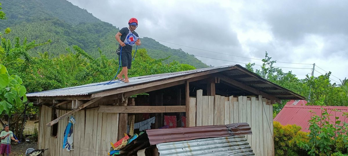 philredcross's tweet photo. LOOK: Our PRC volunteers braved the heavy rains and winds brought by #PaengPH to help the affected families in installing their Shelter Strengthening Tool Kits

📍Barangay Borlongan, Dingalan, Aurora

#PHRedCrossCares https://t.co/bPpFrhl6Kf