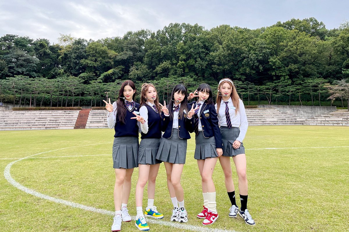 Хо юнджин le serafim. Le serafim kpop группа. Le serafim kpop группа. Хо юнджин le serafim. Le serafim k pop.