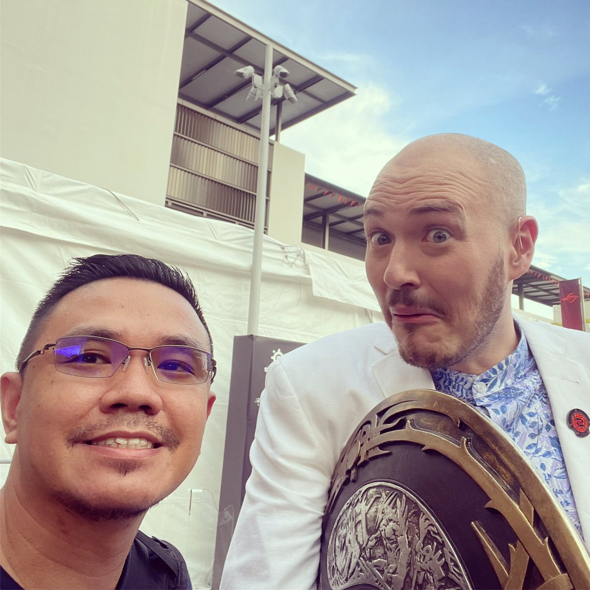 foursight_ttv's tweet photo. Wasn’t able to get tickets for the #TI11 #theinternational as it was sold out fast.. so I just went to the venue and luckily got selfie with @SirActionSlacks tnx a lot for making my day! https://t.co/3a2DCu61UI
