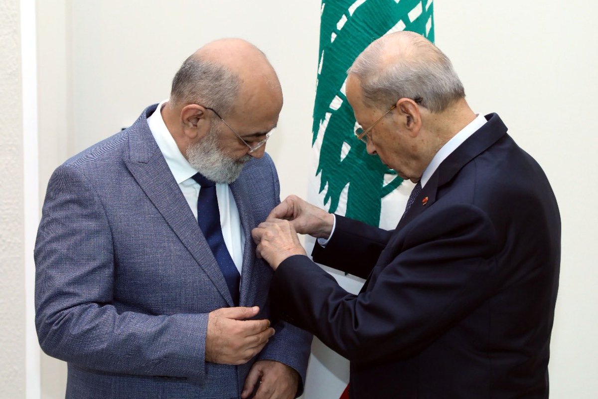 بَوْستي عَ جْبينَك الْعالي الْمَقامْ
وِجْبينَك اللي بْيِنْضَح مْحَبّي وْسَلامْ
كانو إِلي، وْبَعْدُنْ إِلي 
أَغْلى وِسامْ
بْيِبْقو إِلي أَرْفَعْ وِسامْ.

حبيب يونس
29 – 10 - 2022