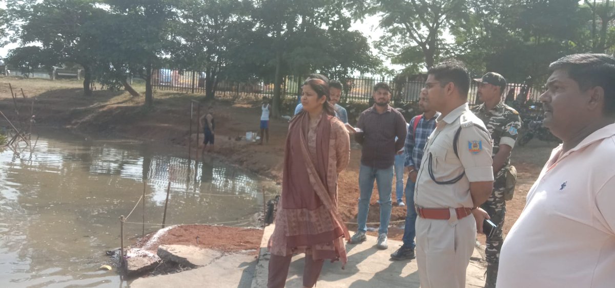 DC_Ramgarh's tweet photo. छठ पर्व के मद्देनजर पुलिस अधीक्षक, रामगढ़ के साथ रामगढ़ के विभिन्न घाटों का निरीक्षण कर साफ-सफाई, सुरक्षा व श्रद्धालुओं के लिए उपलब्ध सुविधाओं का जायजा लिया वहीं पर्व के शांतिपूर्ण आयोजन हेतु आवश्यक निर्देश दिए।
@JharkhandCMO 
#ChathPuja https://t.co/BJHqqEgpVA