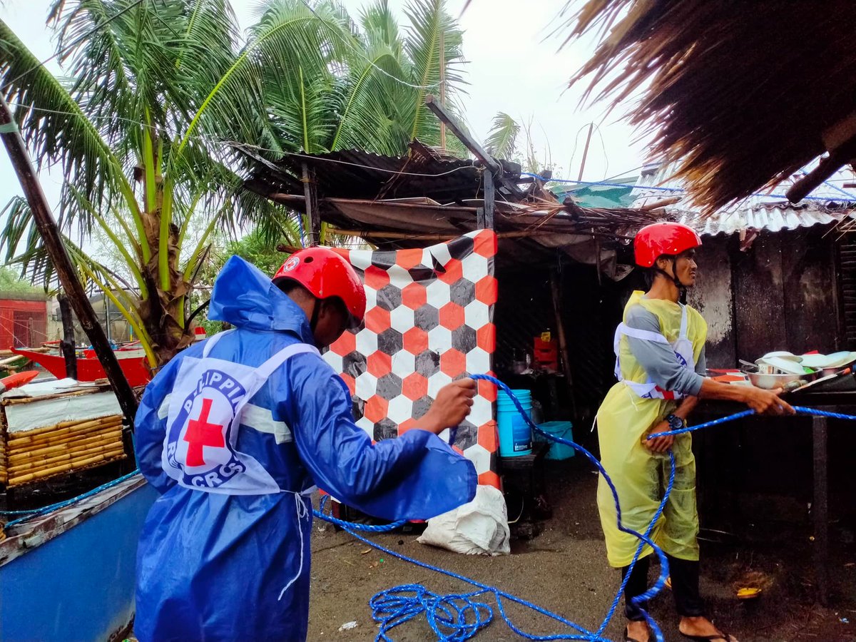 philredcross's tweet photo. More photos of our volunteers helping in the installation of Shelter Strengthening Kits despite the rains and the winds. Thank you, volunteers! 🙏

#PHRedCrossCares https://t.co/obUGpvHI14