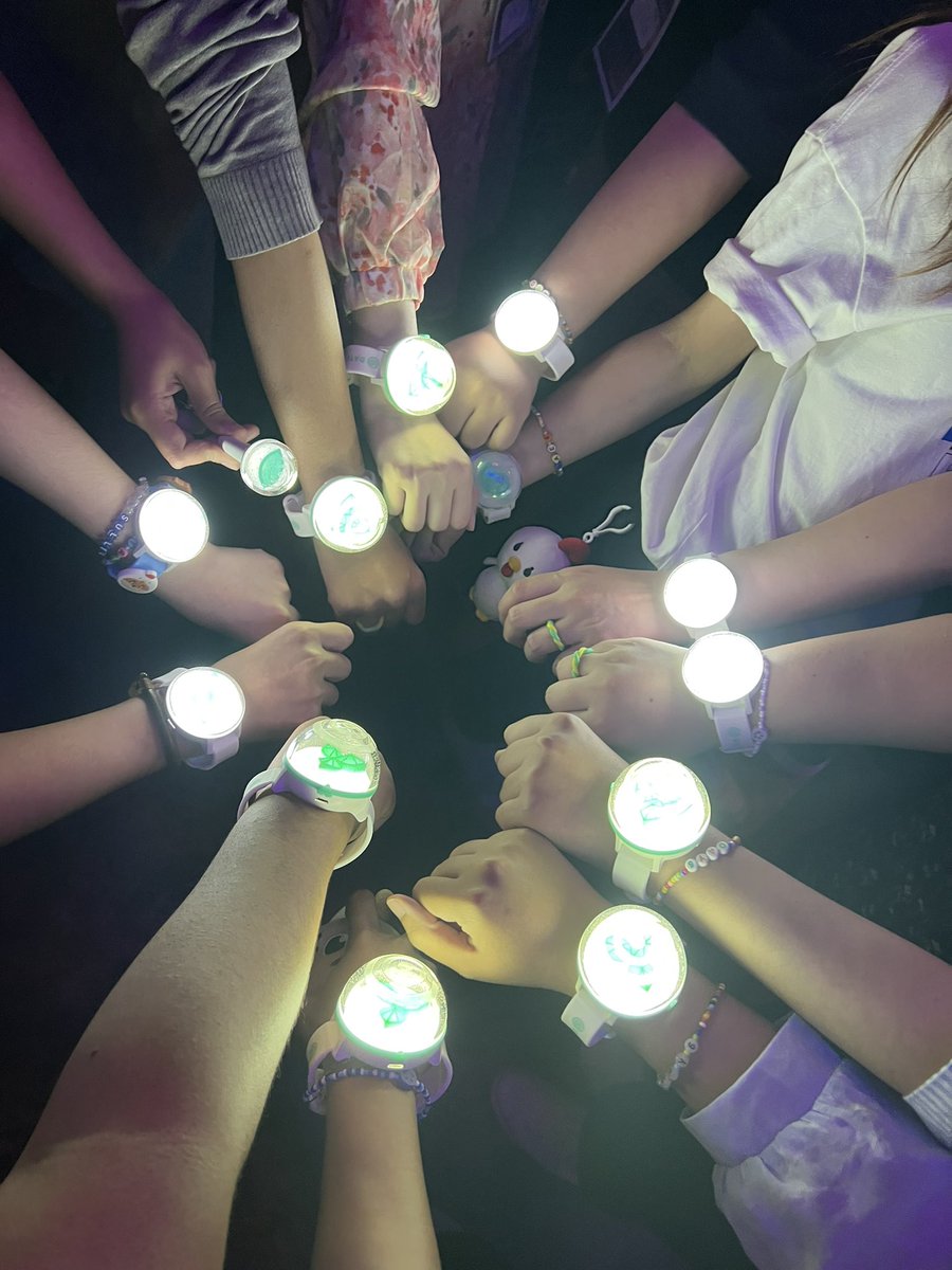 day6runmylife's tweet photo. DAY6 always made MY DAY 💗🍀 #7YearswithDAY6PartyinBKK https://t.co/aD6rGMmME0