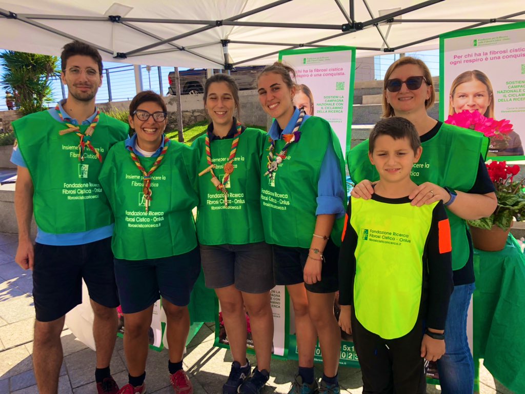 cogoleto1's tweet photo. La #comunitacapi insieme ai volontari di #fondazioneffc : oggi a @varazze con i ciclamini per finanziare la #ricerca sulla #fibrosicistica 

#iorespiroiodono #volontariato https://t.co/E30hApunei