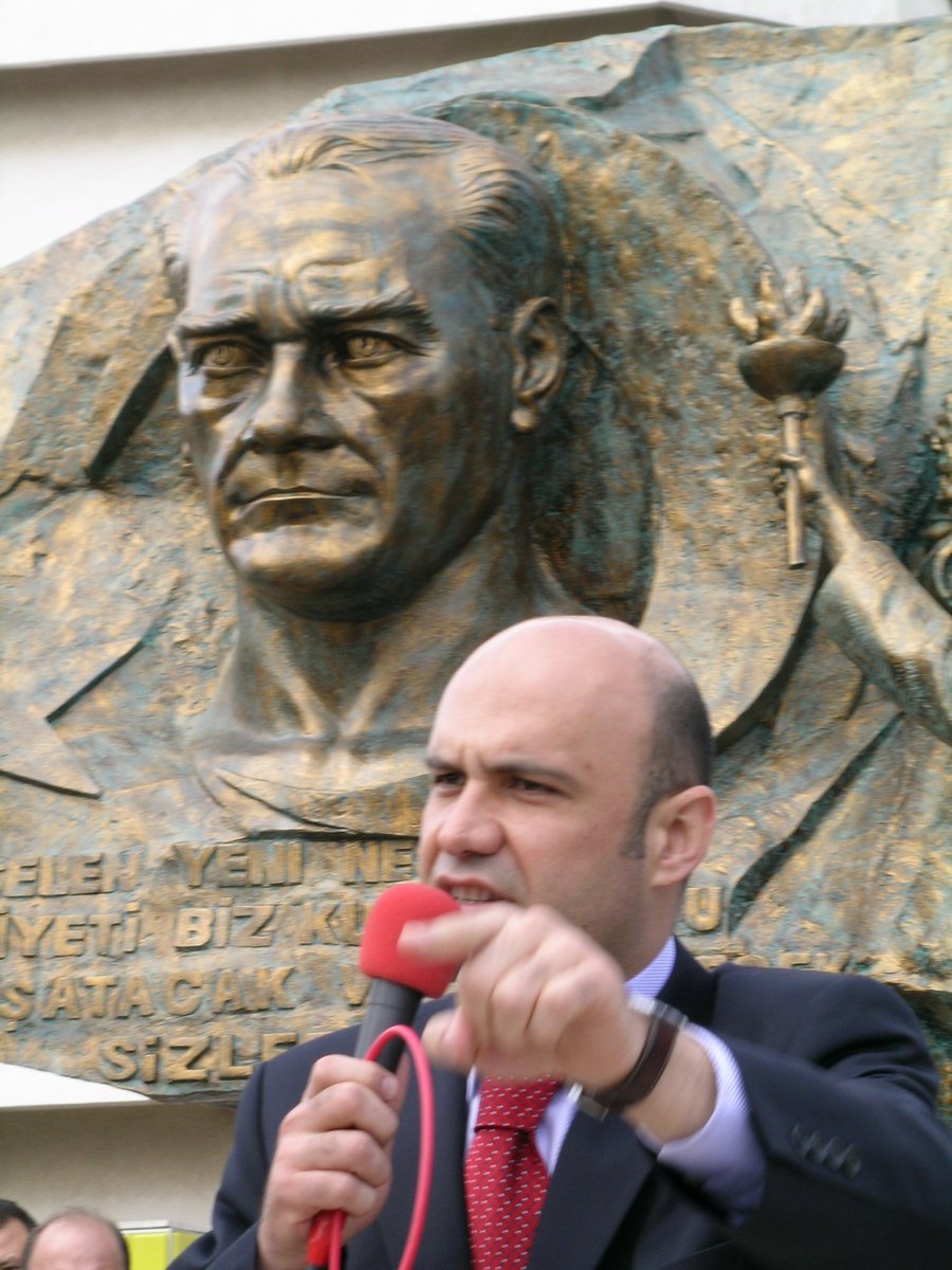 ComezTurhan's tweet photo. Okuma yazma bilmeyen bir ananın oğlunu,
Elektriği, suyu olmayan bir köyden alıp,
Doktor yaptı,
Milletvekili yaptı,
Cumhuriyet.
Sonsuza dek yaşayacak.
#29EkimCumhiyetBayramı https://t.co/c1P17NgniW